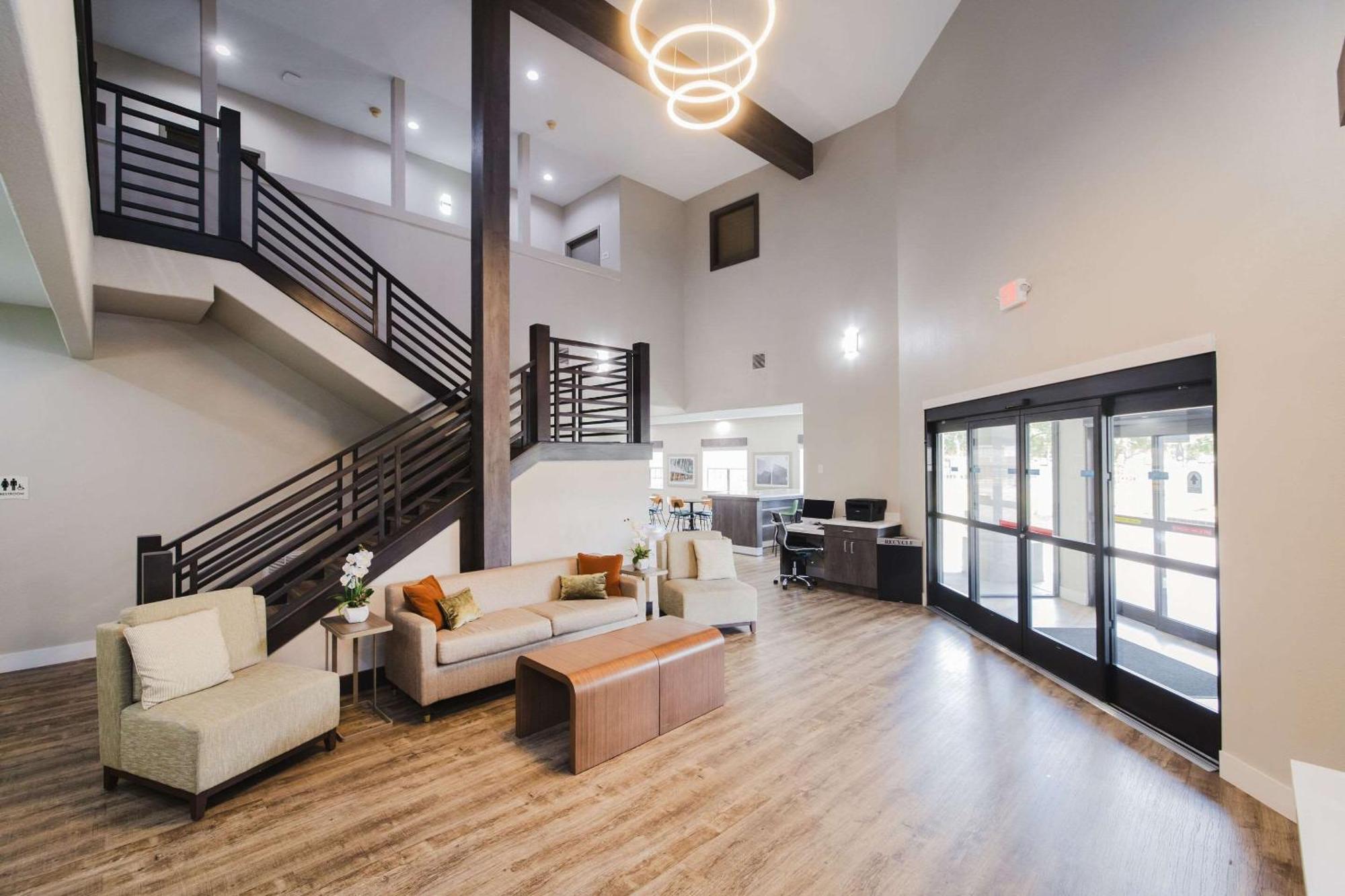 Quality Suites Houston Hobby Airport Exterior photo