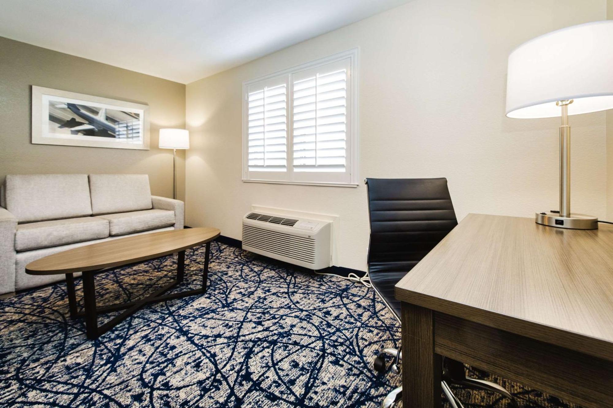 Quality Suites Houston Hobby Airport Exterior photo