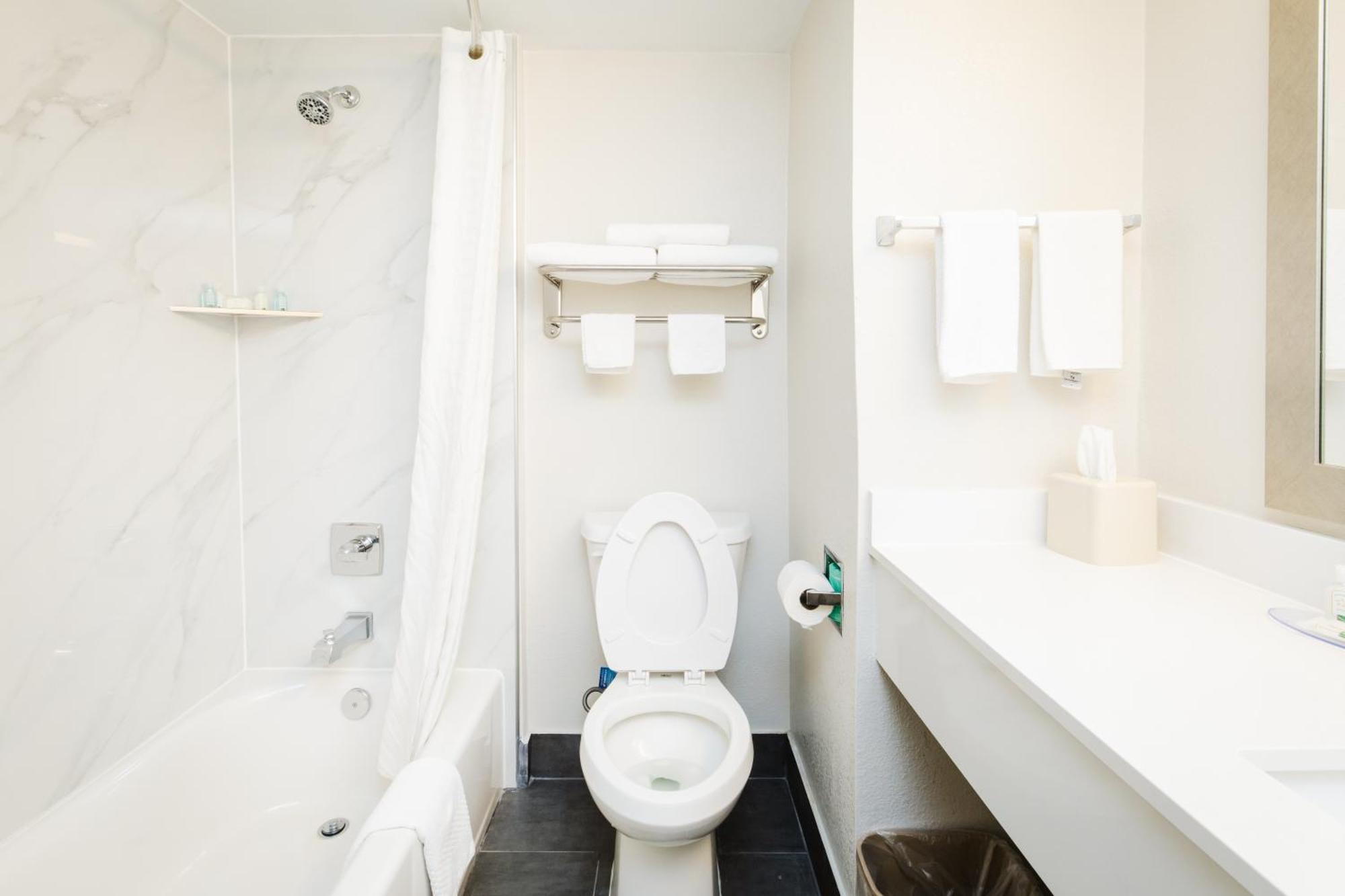 Quality Suites Houston Hobby Airport Exterior photo