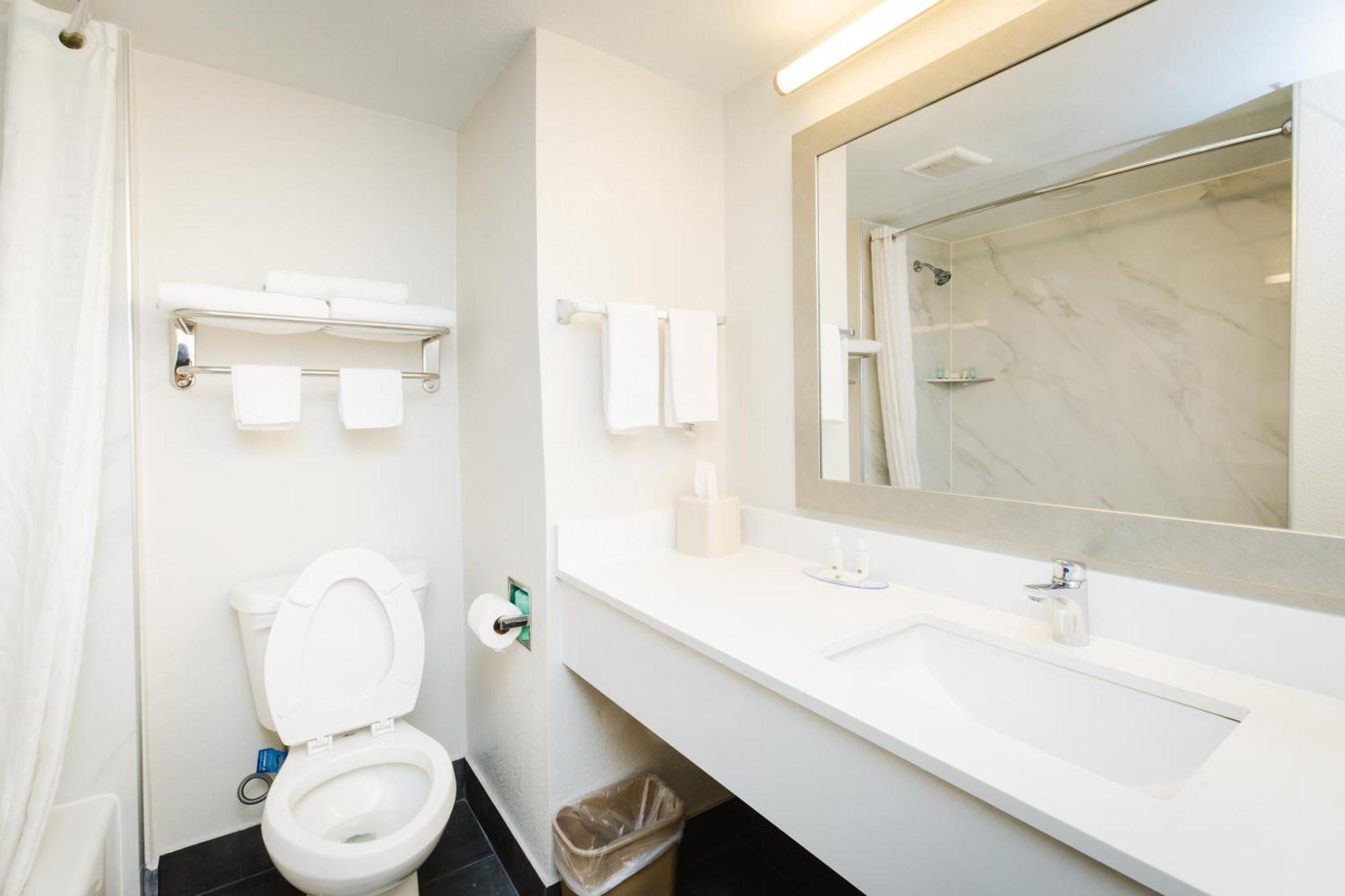 Quality Suites Houston Hobby Airport Exterior photo