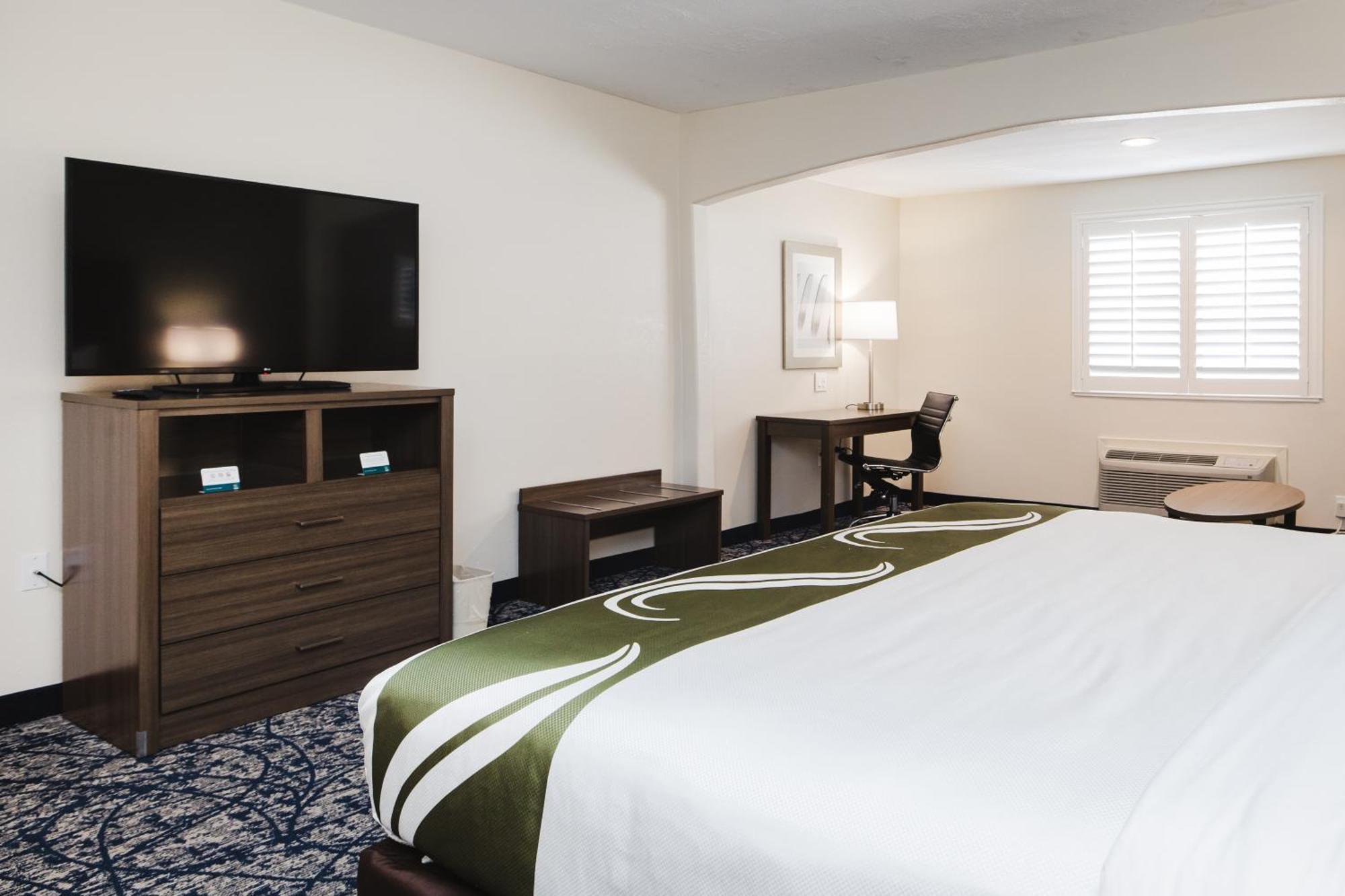 Quality Suites Houston Hobby Airport Exterior photo