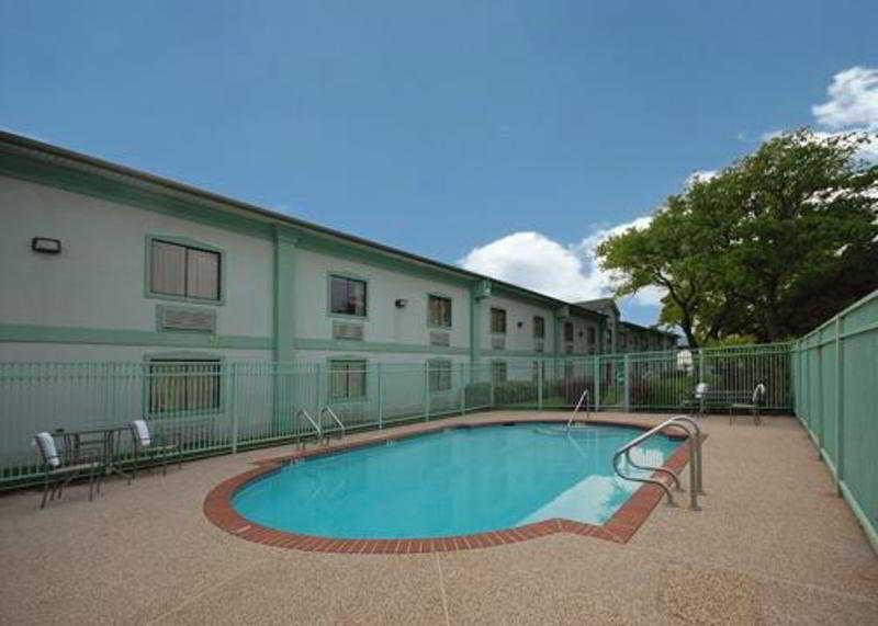 Quality Suites Houston Hobby Airport Exterior photo