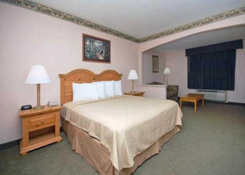 Quality Suites Houston Hobby Airport Room photo